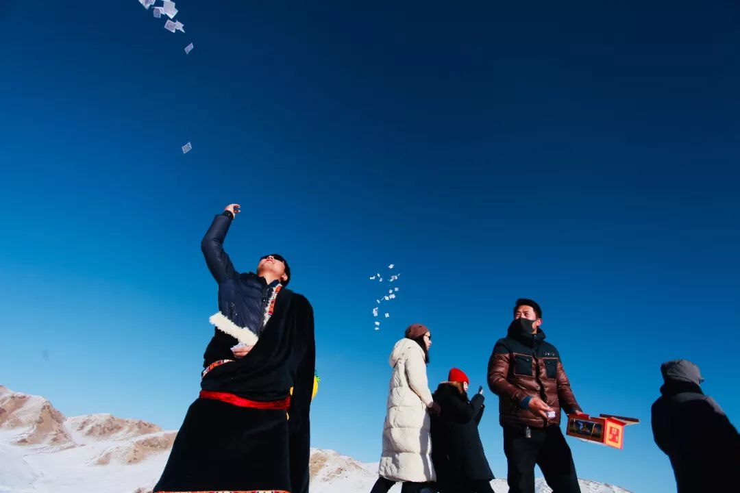 与朋友们爬上雪山撒风马