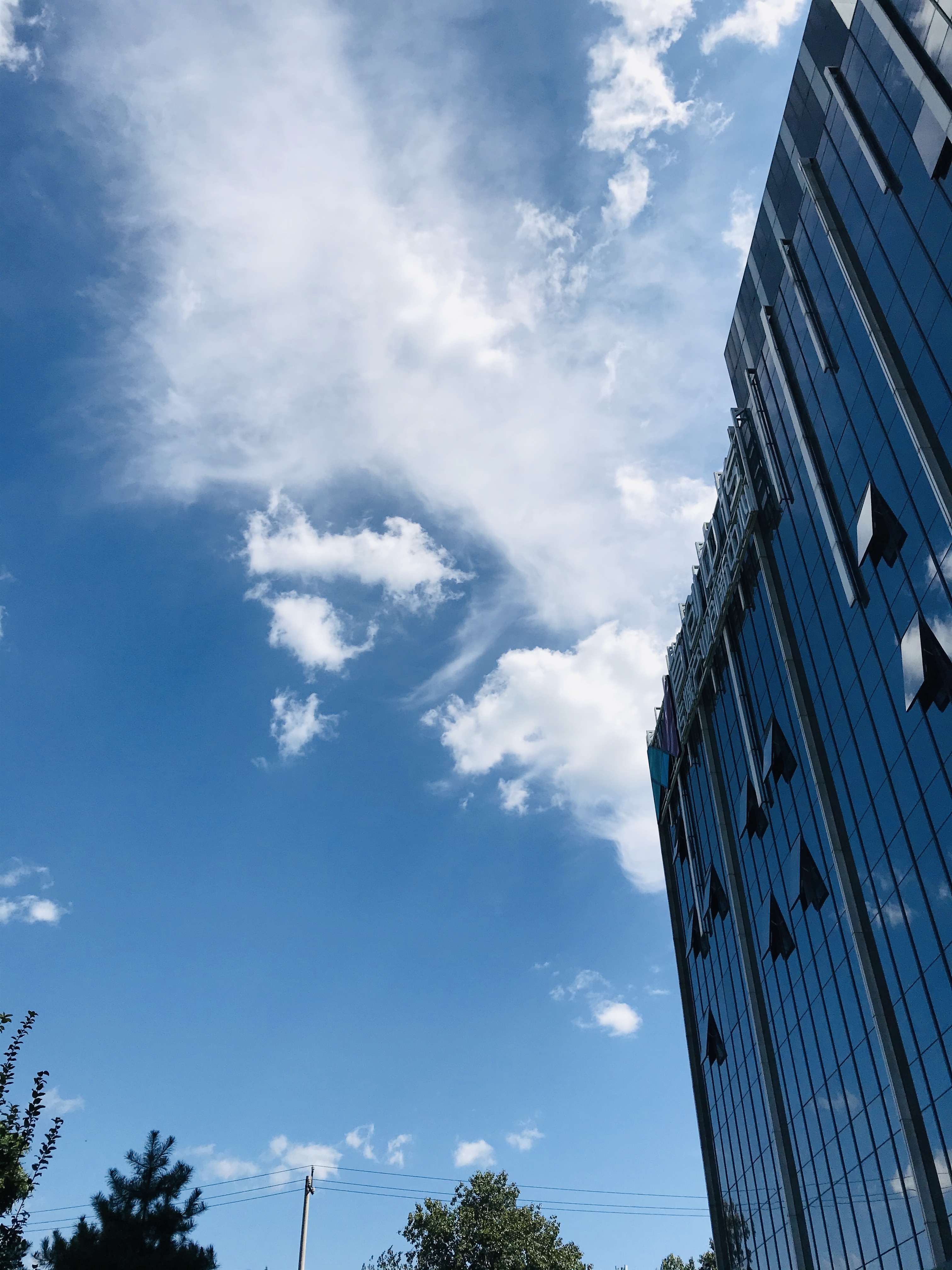 蓝天白云下的建筑