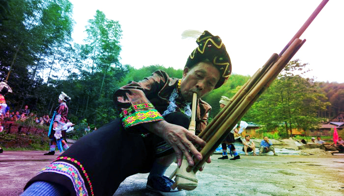 执行设计:钟 平 , 王 磊创意总监:钟 平岜沙男人的枪,苗族人的芦笙