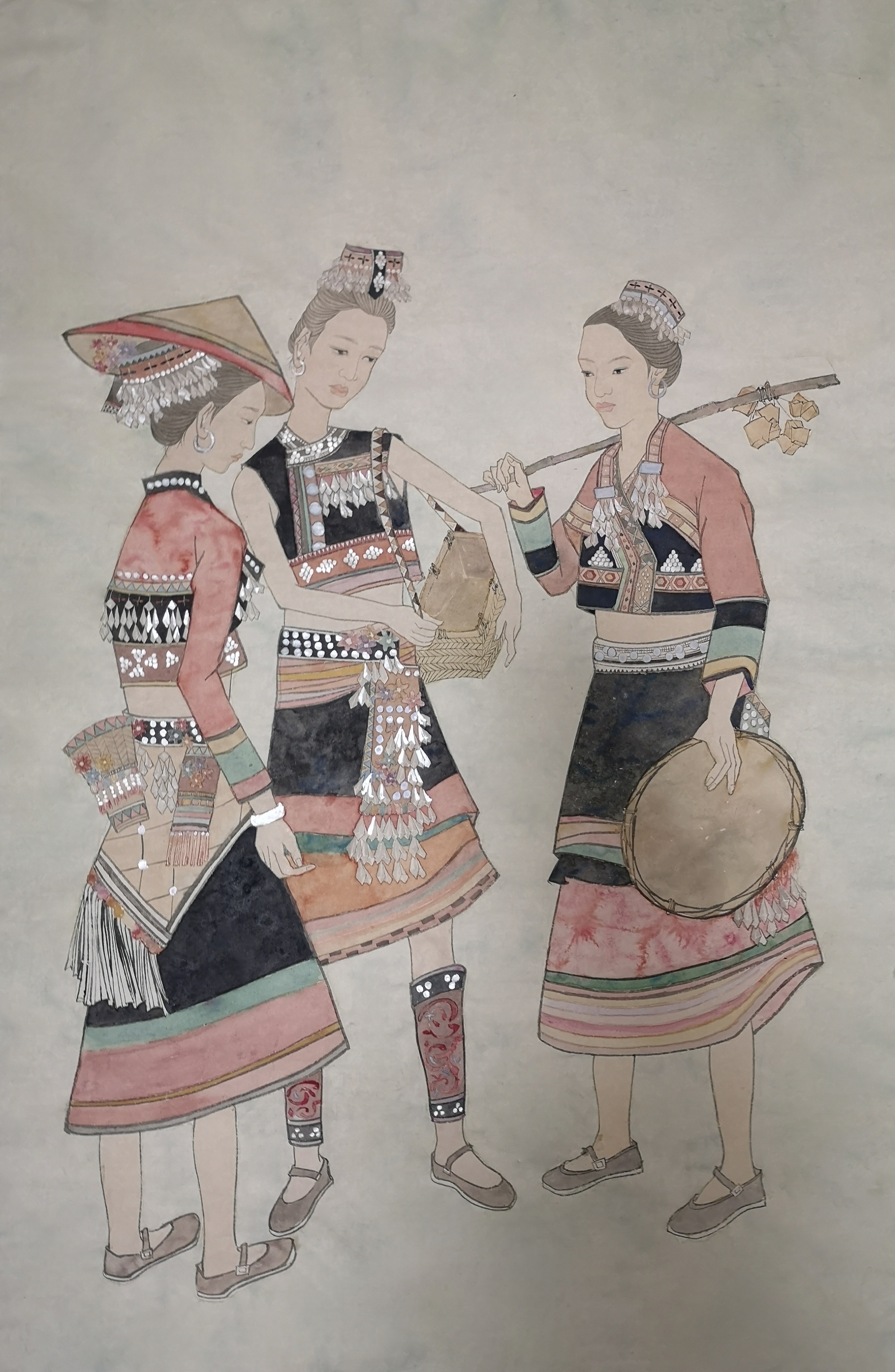 本次创作的出发点是想尝试做平面风格的装饰性绘画,选择云南的"花腰傣