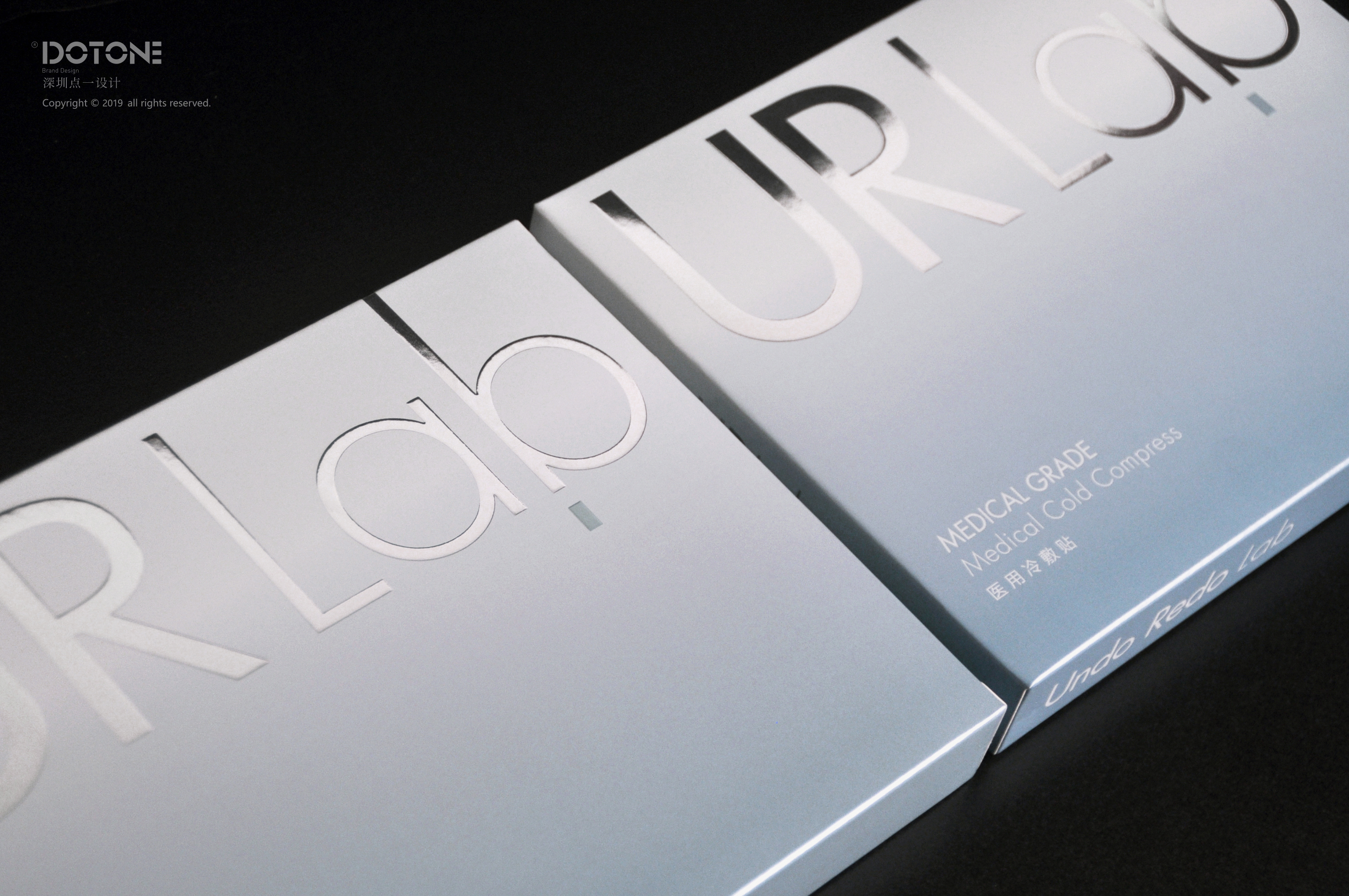 雅致的淡灰水蓝与白色渐变在银卡上呈现,一更显质感,增强视觉张力.