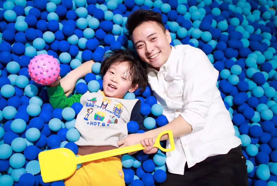"袋鼠爸爸"何涛,西安育儿圈里的"超级明星奶爸",拥有500w粉丝.