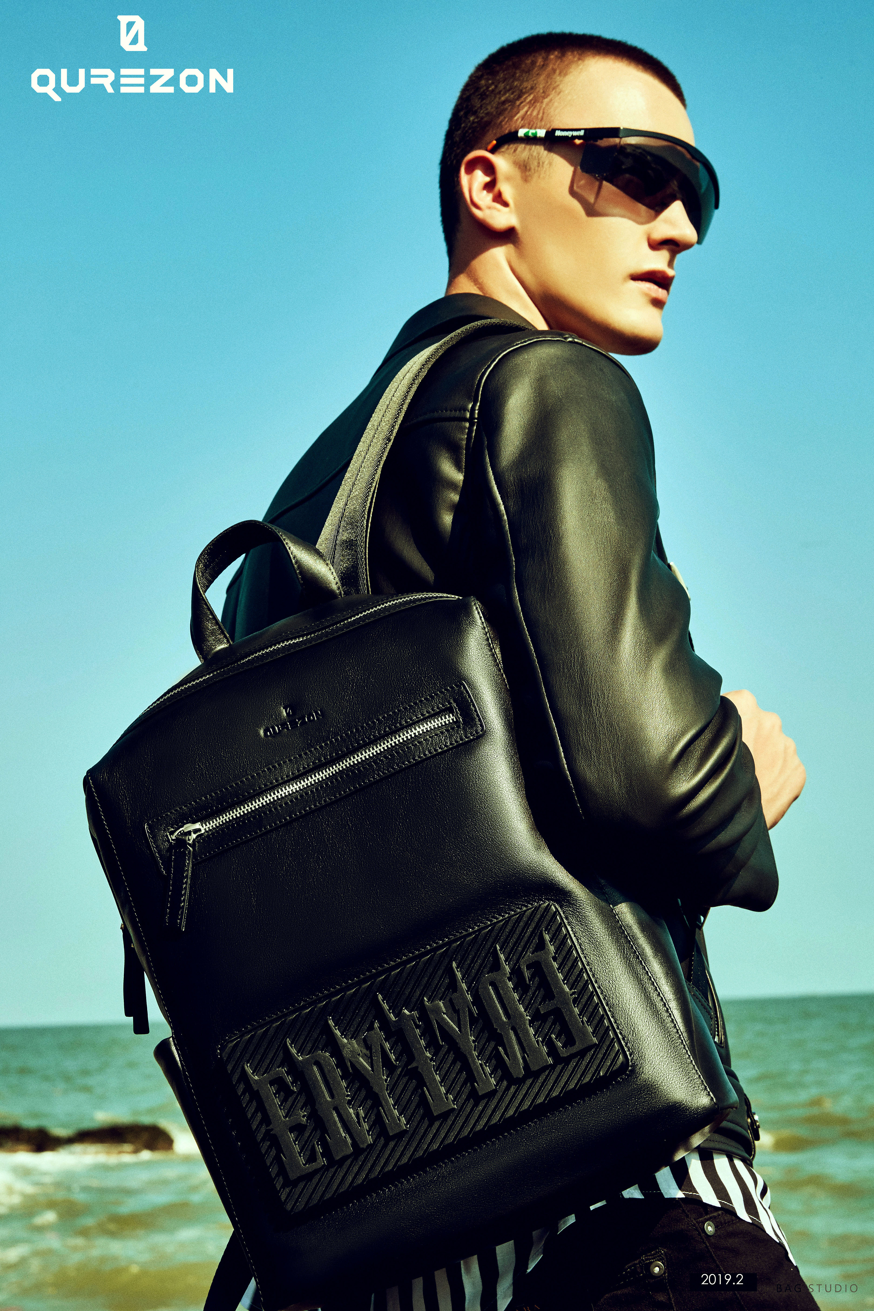 男模商务包外景拍摄集光箱包拍摄